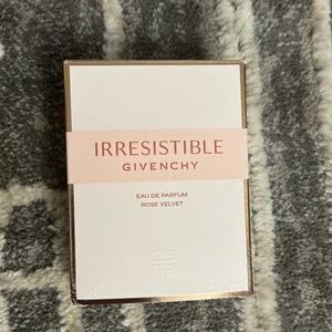 Givenchy irresistible rose velvet BRAND NEW 2.7 fl oz